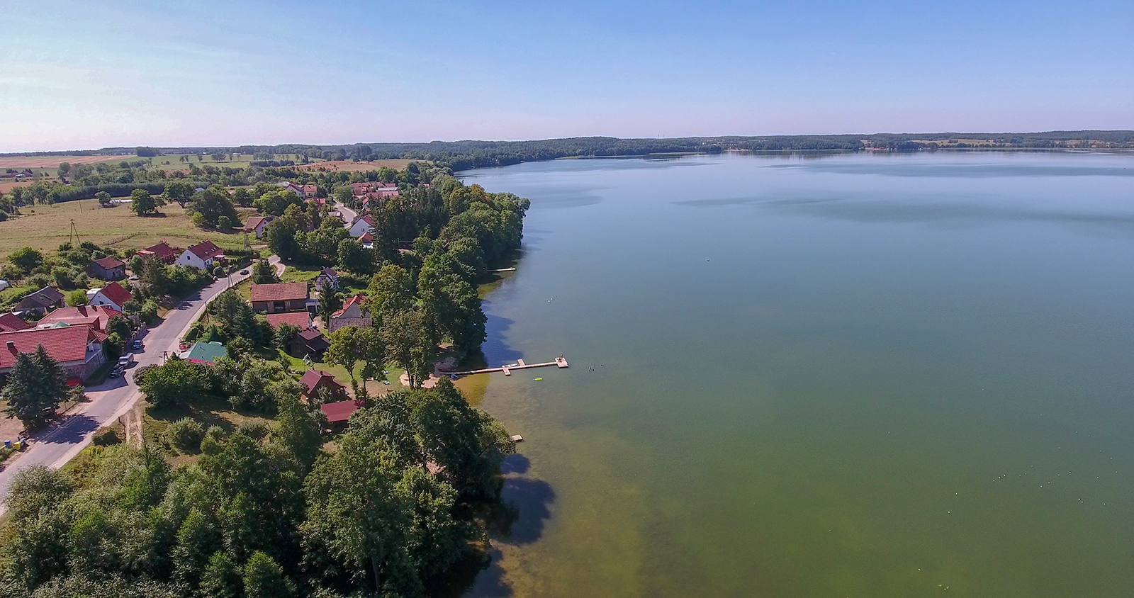 Czekoladowy domek, domki na Mazurach, Jeziorowskie, widok ogólny, posesja