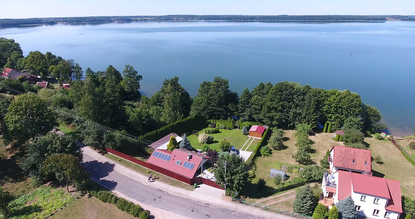 Czekoladowy domek, domki na Mazurach, Jeziorowskie, widok ogólny, posesja