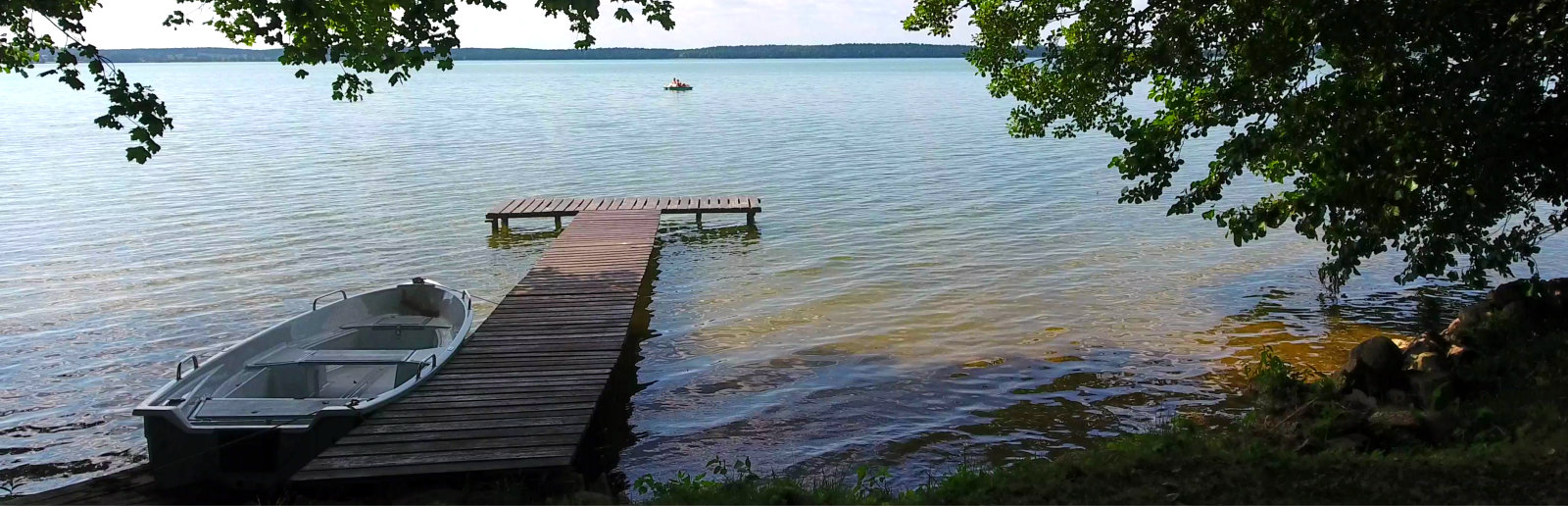 Czekoladowy domek, domki na Mazurach, Jeziorowskie, pomost